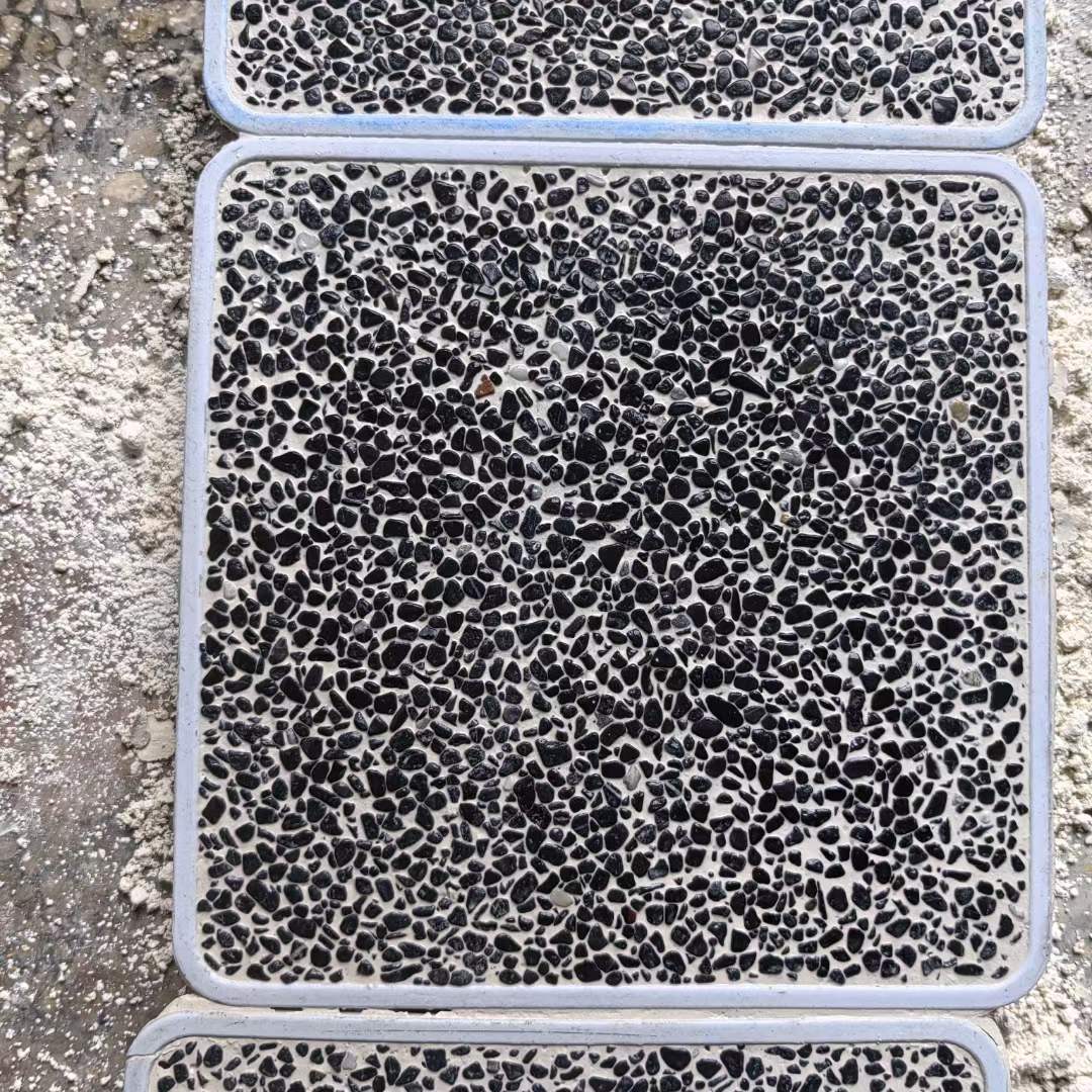 黑色石子白色水泥水洗石露骨料地坪效果