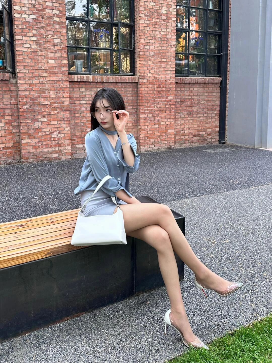 背景为露骨料混凝土地坪